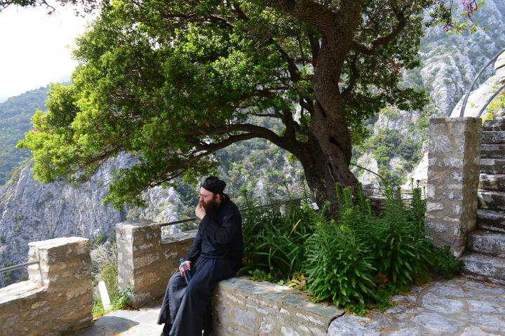Pappismunkki Damaskinos Ksenofontoslainen levähtämässä Athosvuorella