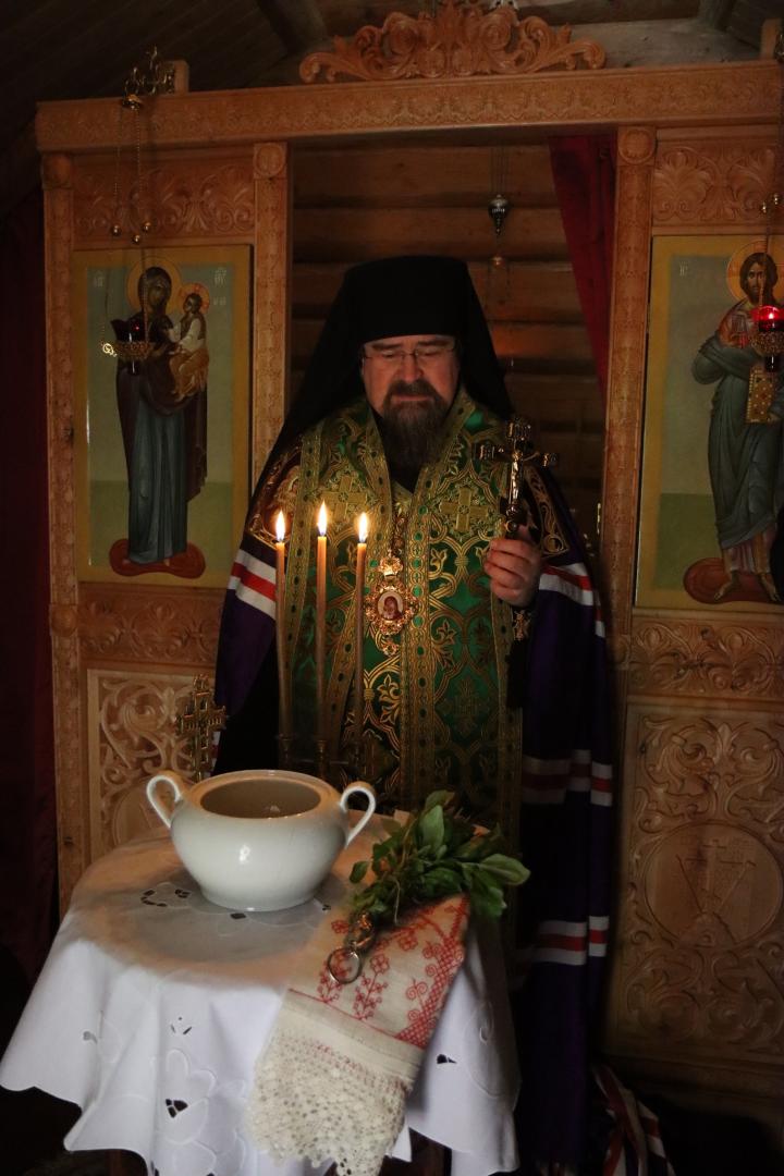 Lintuvuoren tsasounan vihkimisessä piispa Sergei syyskuussa 2022