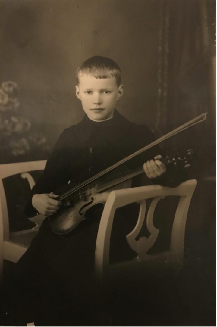 Nuori 12-vuotias viulisti Igor Vahromejev kuvattuna Hugo Walleniuksen studiolla
