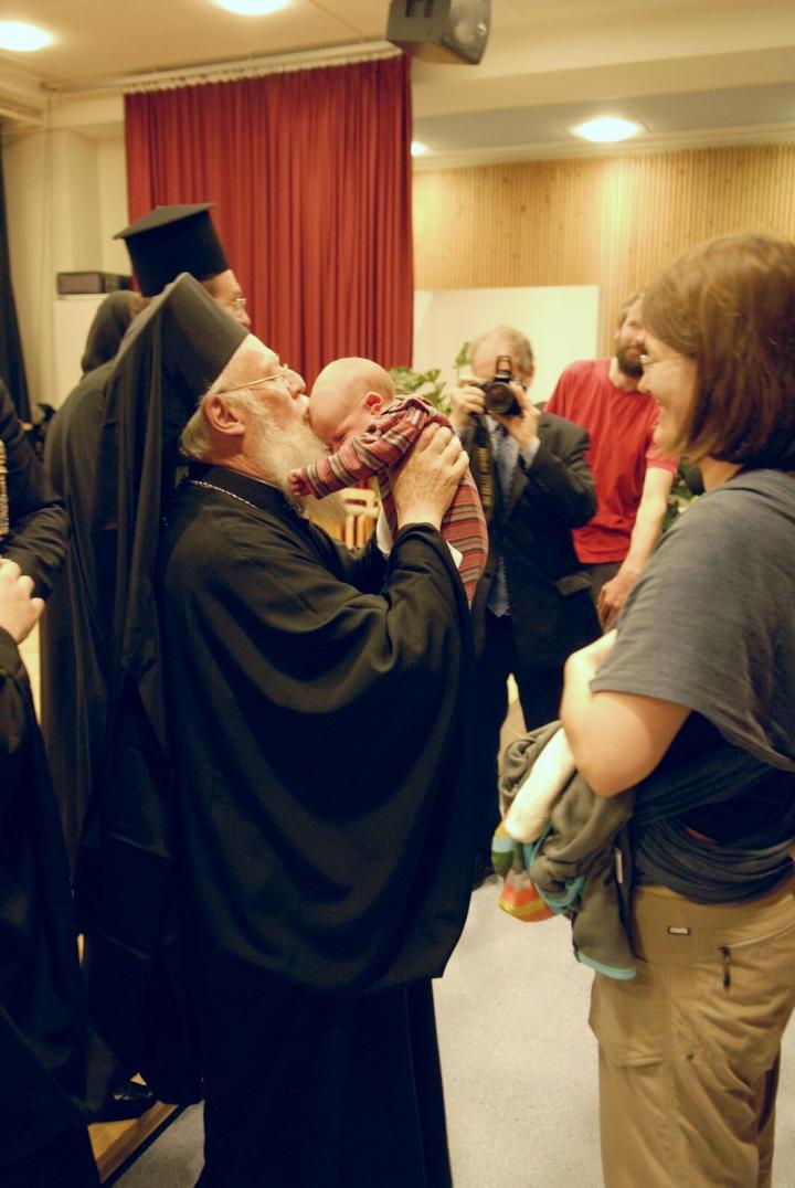 Patriarkka Bartolomeos Suomessa 2010 suutelee vauvaa