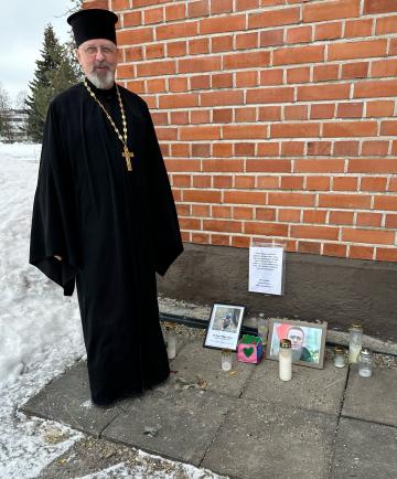 Isä Reijo Marjomaa Navalnyin muistopaikalla 2024 Kajaanissa
