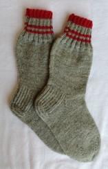 Pyhän Johannes Sonkajanrantalaisen villasukkien mallin mukaan neulotut sukat