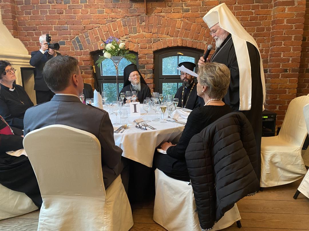 Arkkipiispa Leo puhuu ravintola Sipulissa 9-23 Kuva Maria Hattunen.jpg