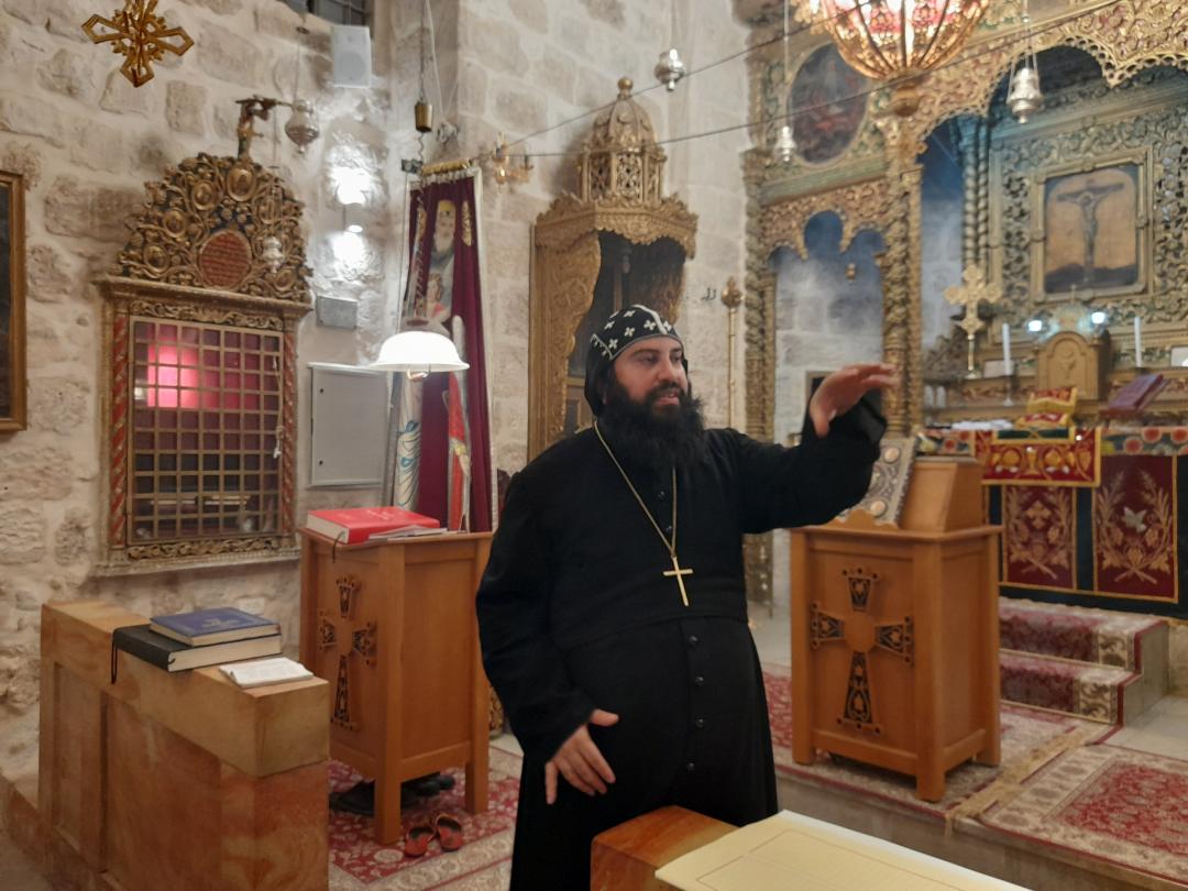 Ortodoksimunkki Boulus Pyhän Markuksen luostarissa Jerusalemissa luostarin kirkossa