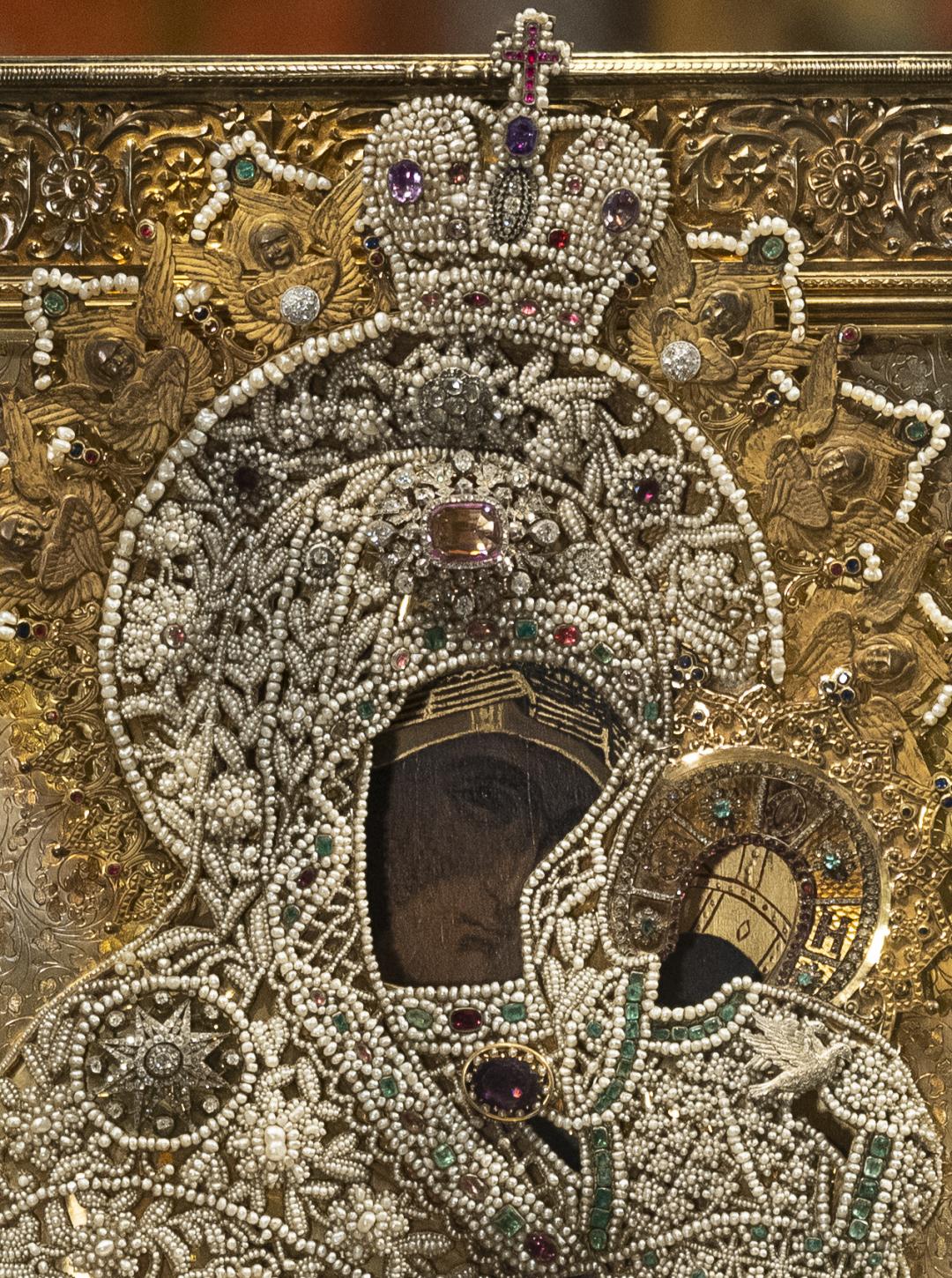 Jalokivin koristeltu Konevitsan Jumalanäidin ikonin riisa
