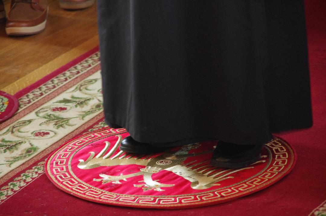 Piispa seisoo kotkamaton päällä ortodoksikirkossa 