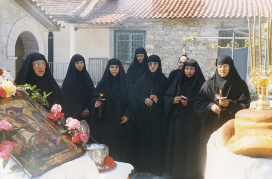 Nunna Kristoduli Bytouman luostarissa yhdessä sisariston kanssa