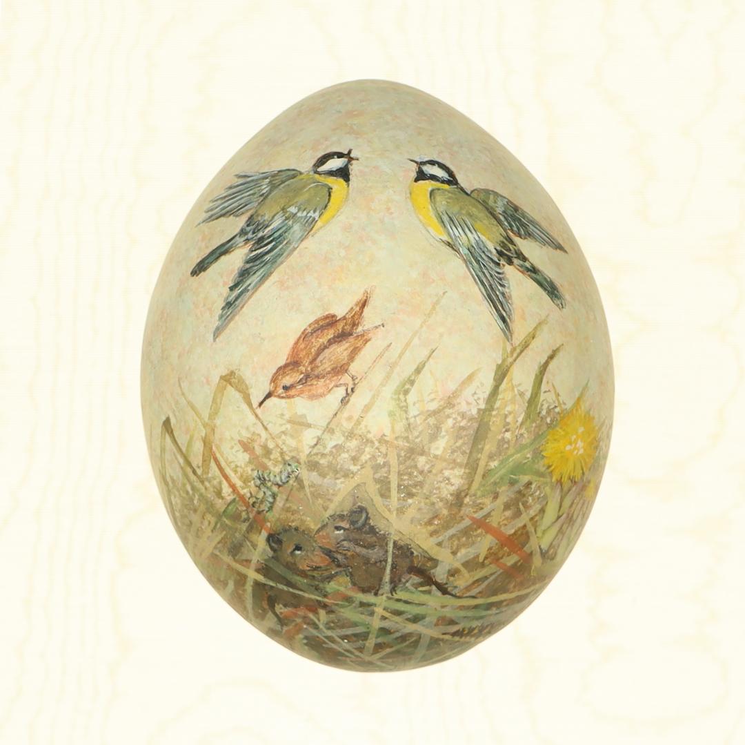 Luontoaiheinen pääsiäismuna johon on maalattu lintuja ja pääsiäistervehdys