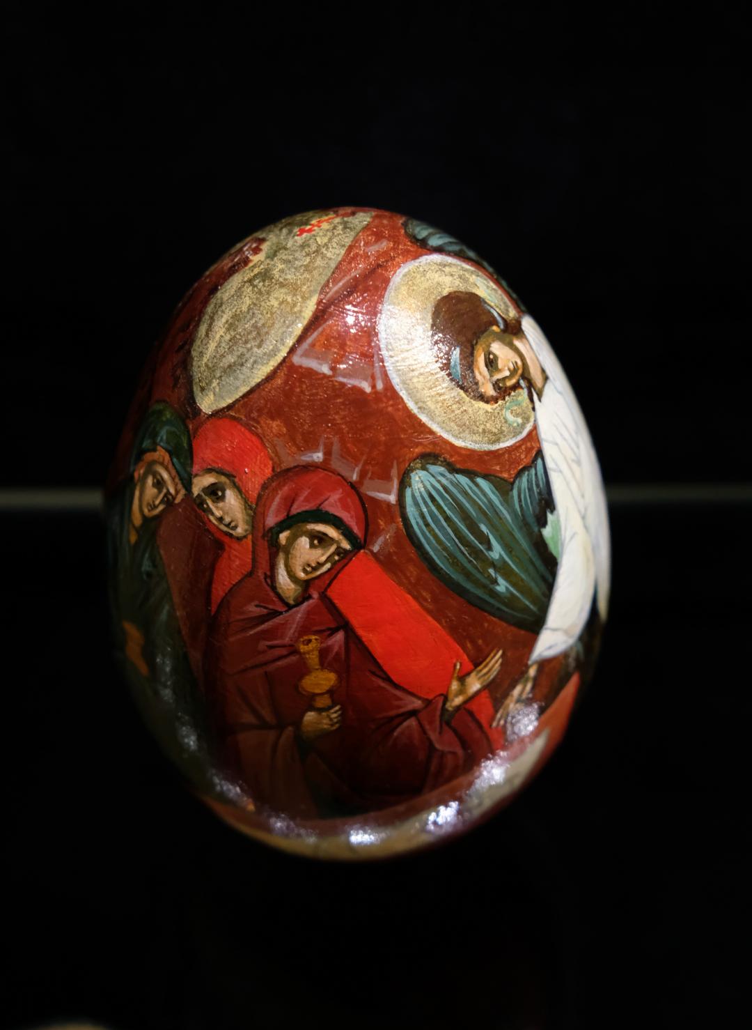 Pääsiäismunaan on maalattu mirhantuojanaiset Kristuksen haudalla