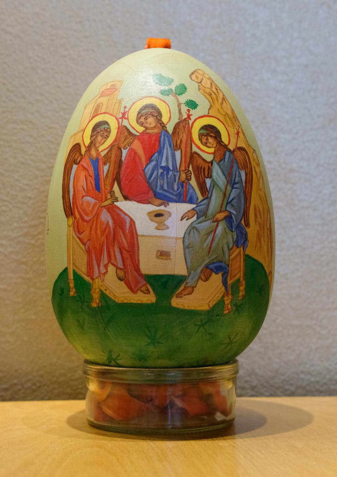 Pyhä Kolminaisuus kuvattuna värikkääseen pääsiäismunaan