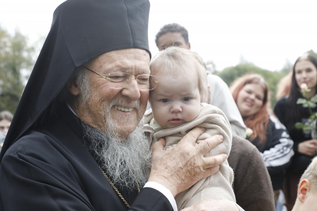 Patriarkka Bartolomeos Kaunisniessä vauva sylissään