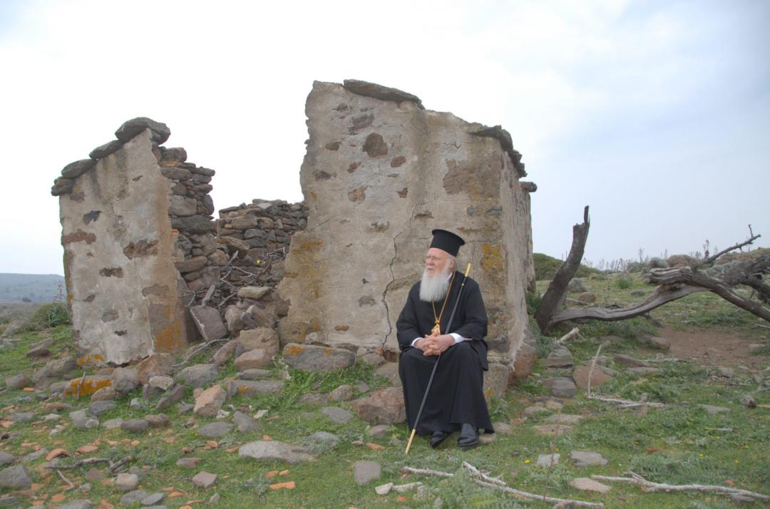 Patriarkka Bartolomeos levähtämässä luonnossa vaellusretkellä 