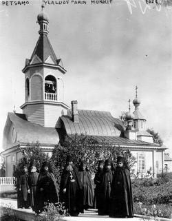 Petsamon yläluostarin munkkeja kirkon edustalla Suomen ortodoksinen kirkkomuseo