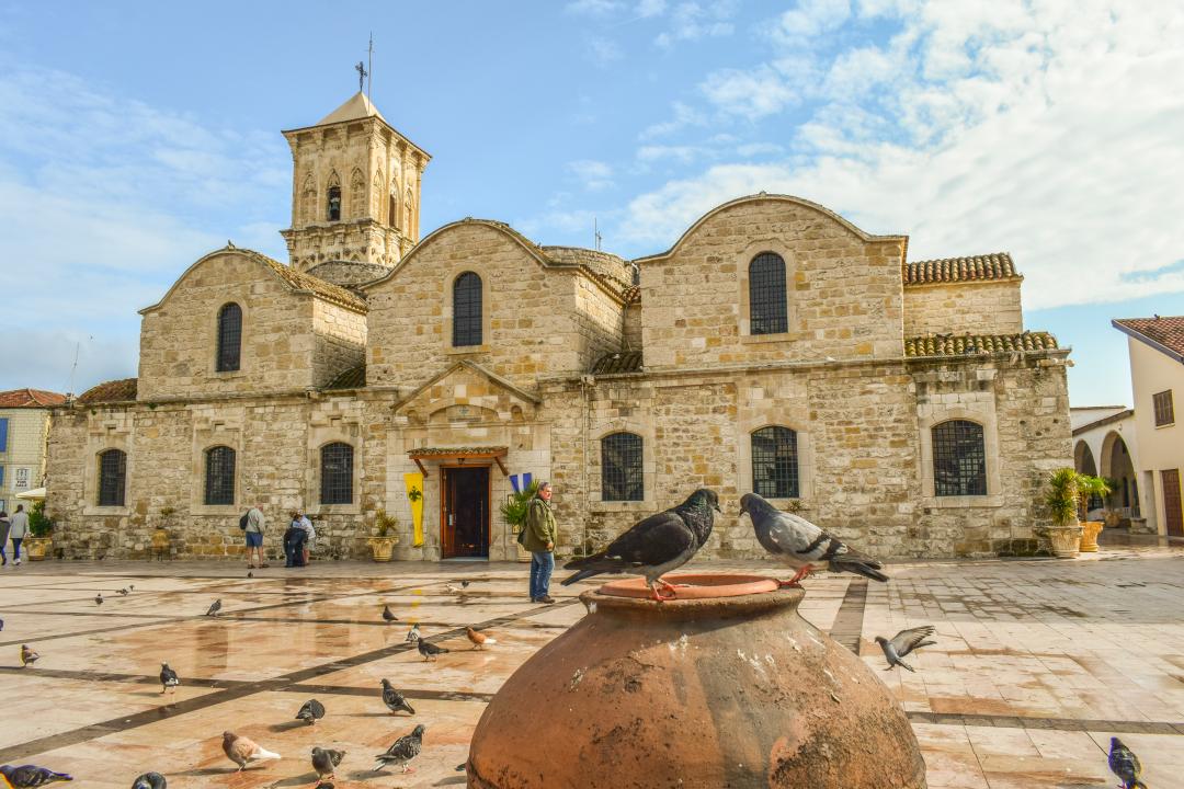 Pyhän Lasaruksen katedraali Kyproksen Larnakassa kuvattuna aukiolta päin