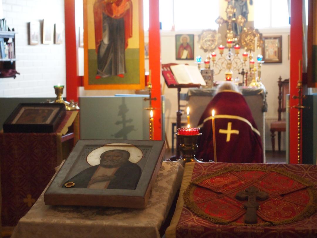 isä Joosef Vola toimittaa rukouspalvelusta Myllypuron ortodoksisessa kappelissa 2022
