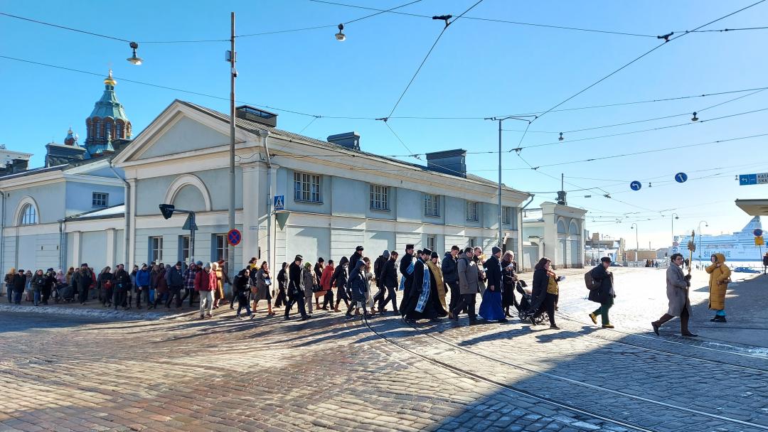 Ortodoksinen ristisaatto etenee kohti Ukrainan suurlähetystöä Helsingissä