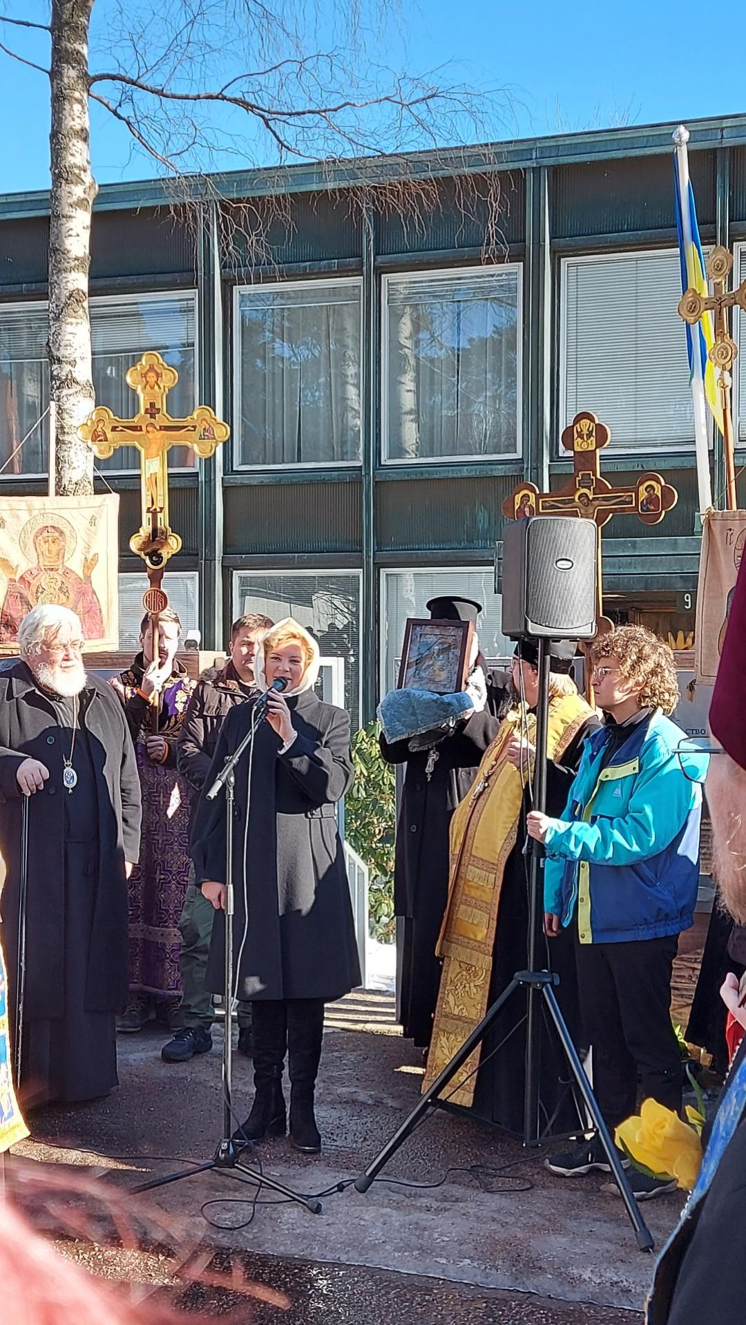 Arkkipiispa Leo ja Ukrainan suurlähettiläs rukouspalveluksessa Ukrainan puolesta