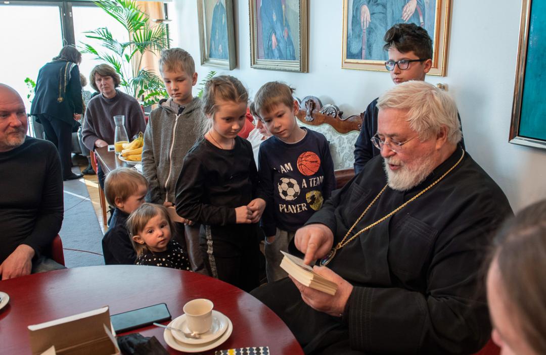 Arkkipiispa Leo tapaa ukrainalaisia pakolaislapsia Suomen ortodoksisen kirkon tuloissa Kuopiossa keväällä 2022