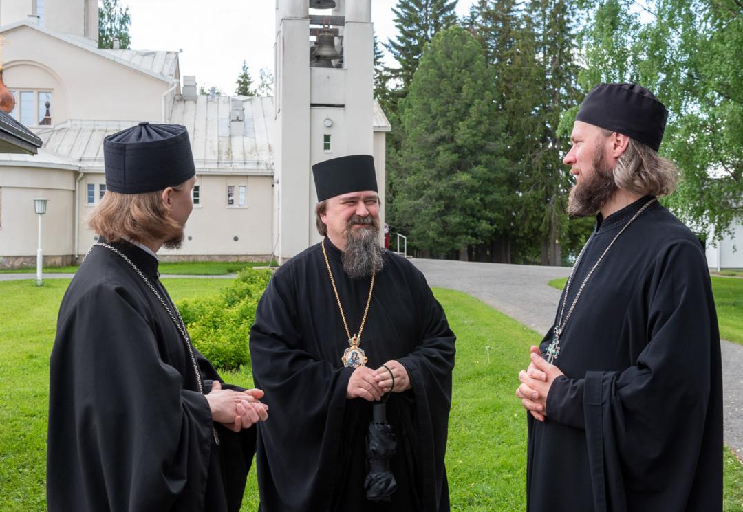 Haminan piispa Sergei ja igumeni Mikael juttelemassa papin kanssa Valamon luostarin pihalla