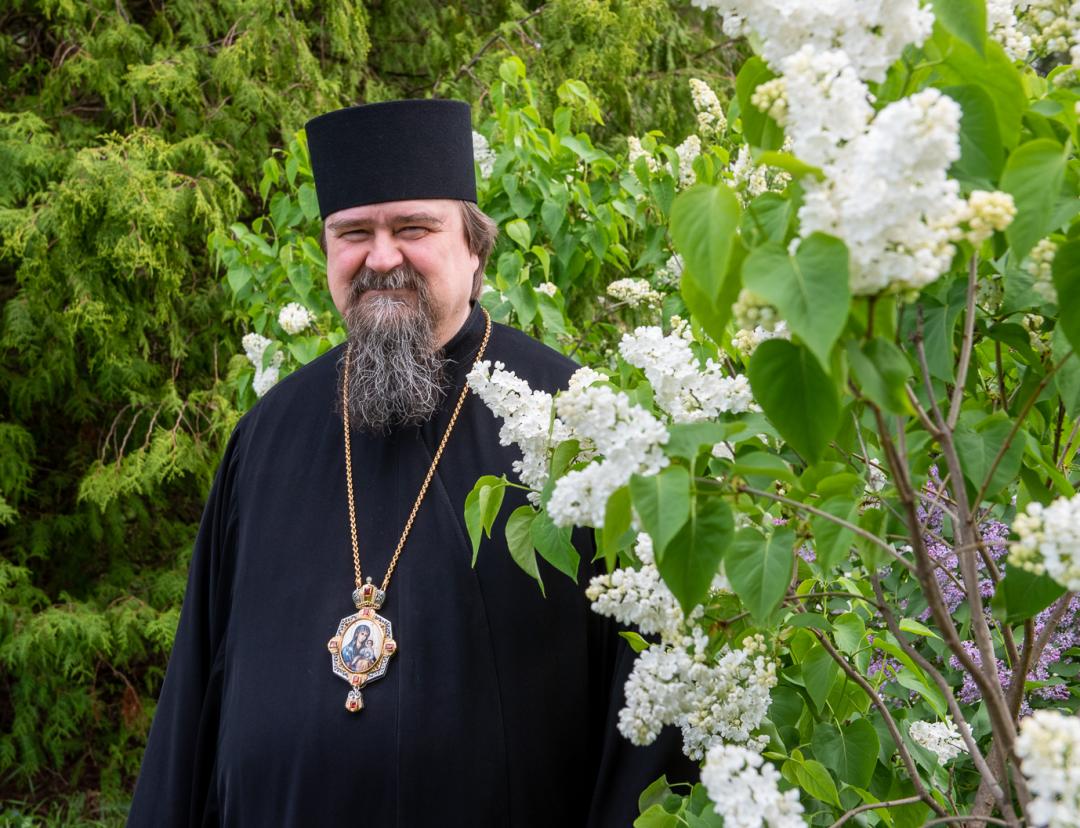Haminan piispa Sergei asettuneena kuvaan Valamon luostarin puutarhassa
