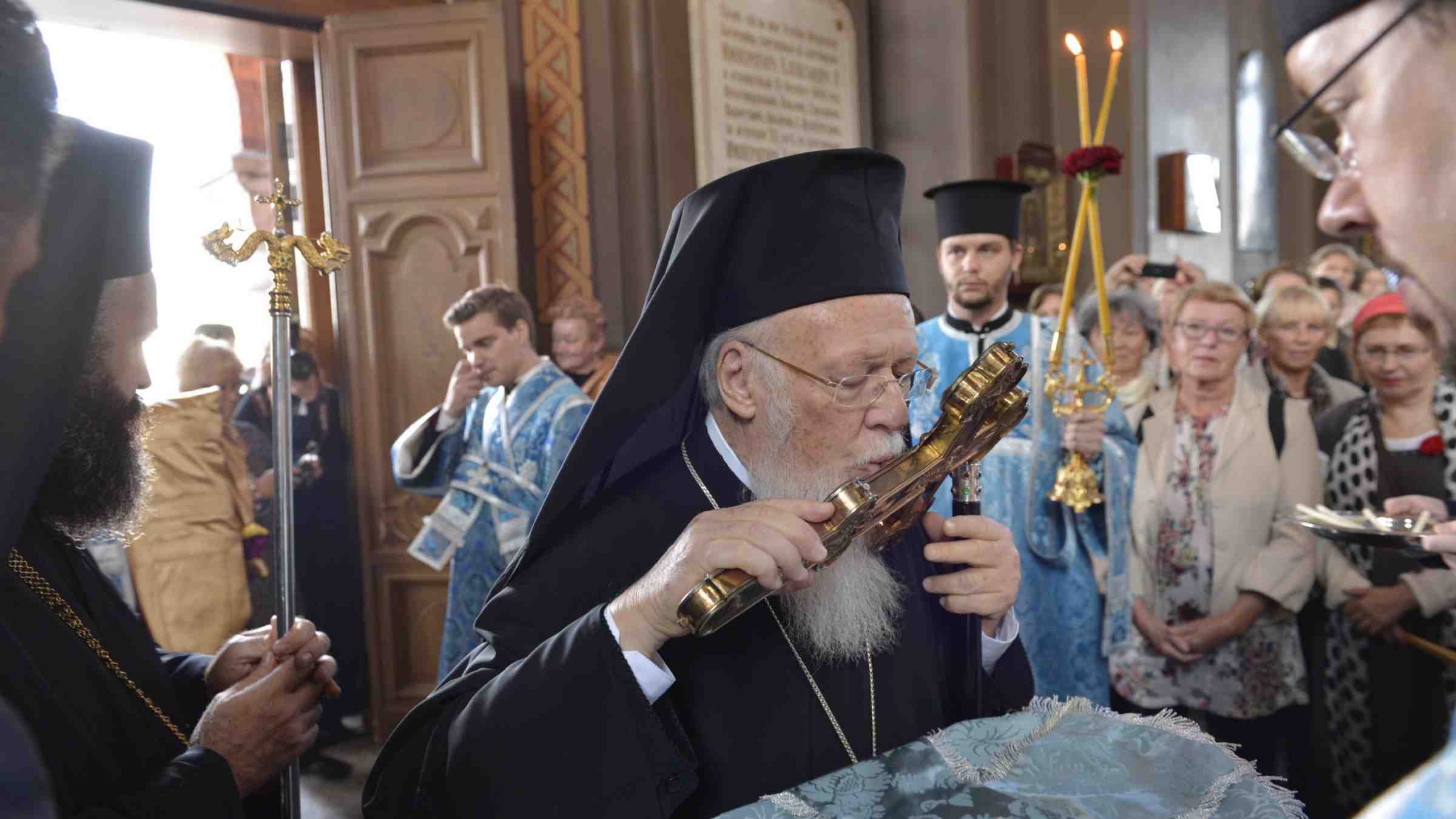 Patriarkka Bartolomeos Suomessa 2013 suutelemassa ristiä