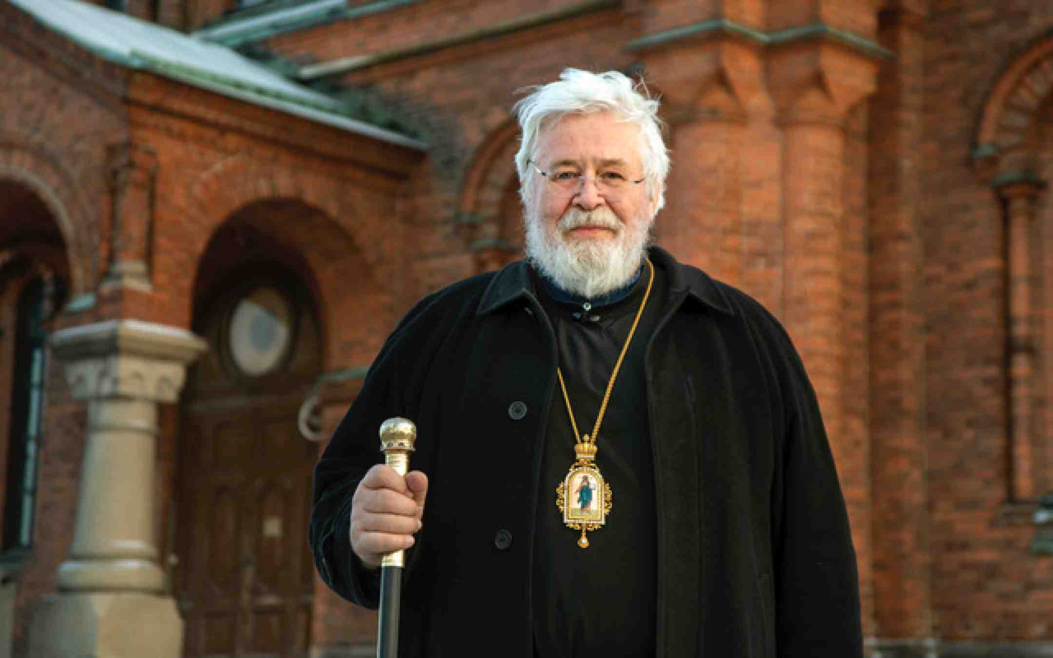 Arkkipiispa Leo Uspenskin katedraalin edustalla piispan paimensauva kädessään