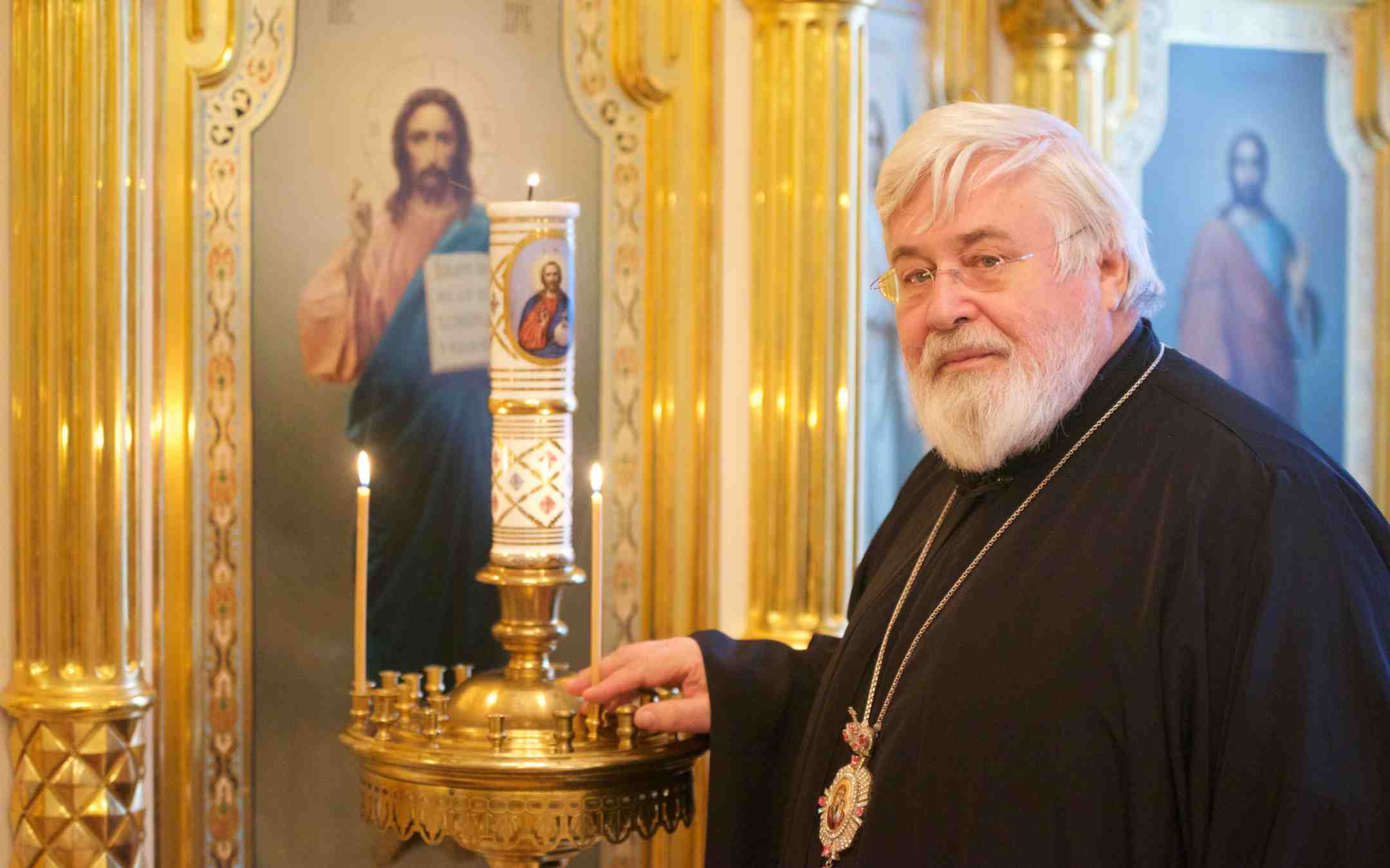Arkkipiispa leo ikonin edessä kirkossa