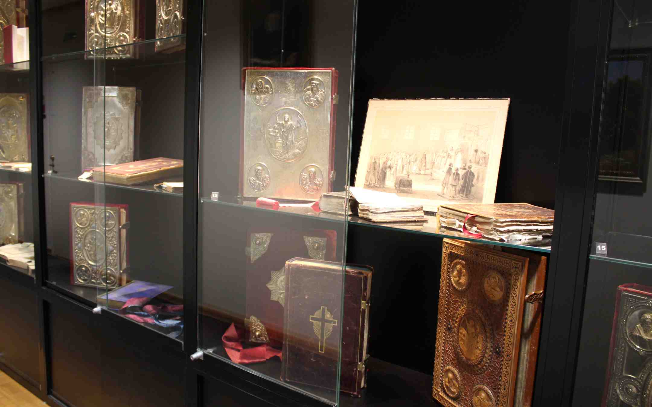 Evankeliumikirjoja esillä Valamon luostarin kirjaston evankeliuminäyttelyssä