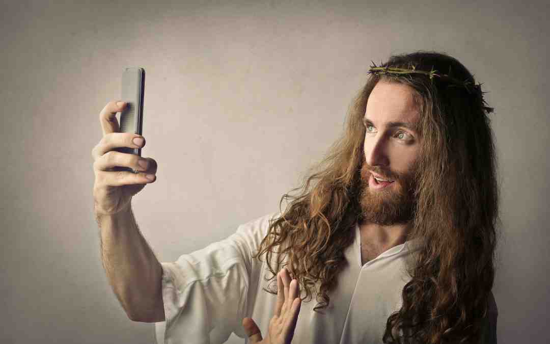 Jeesus ottaa selfietä kännykällä