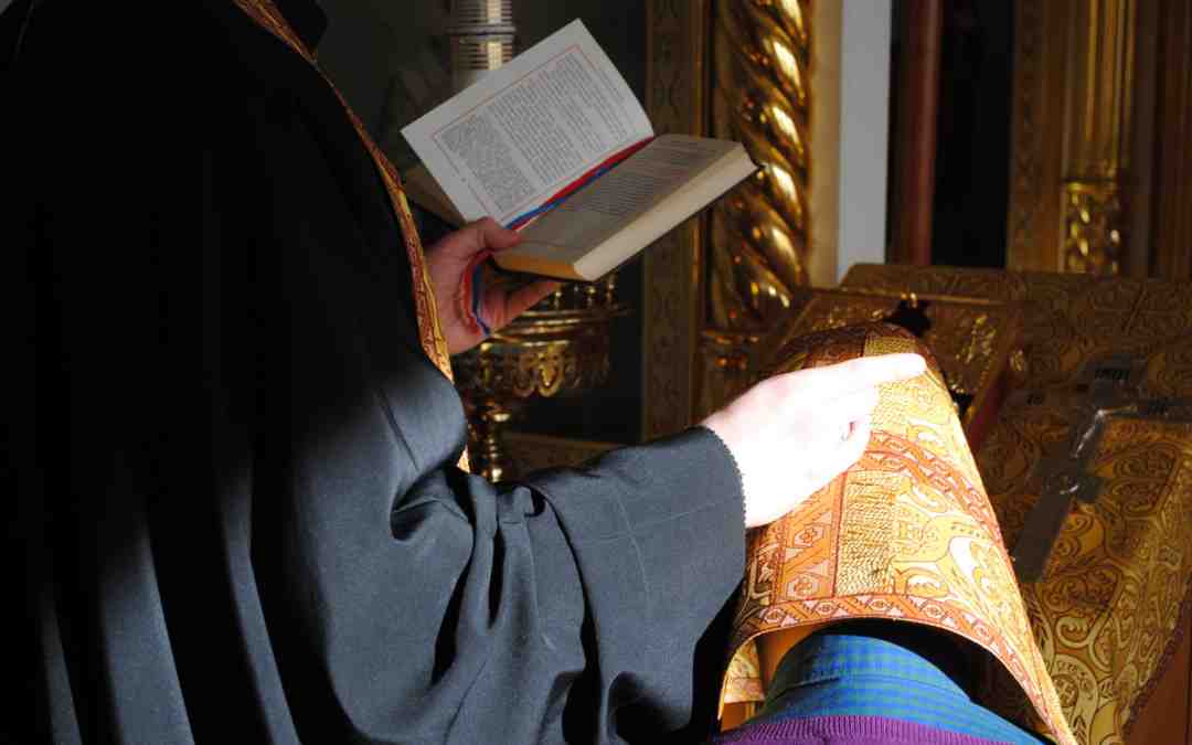 Katumuksen-sakramentti-pappi rukoilee