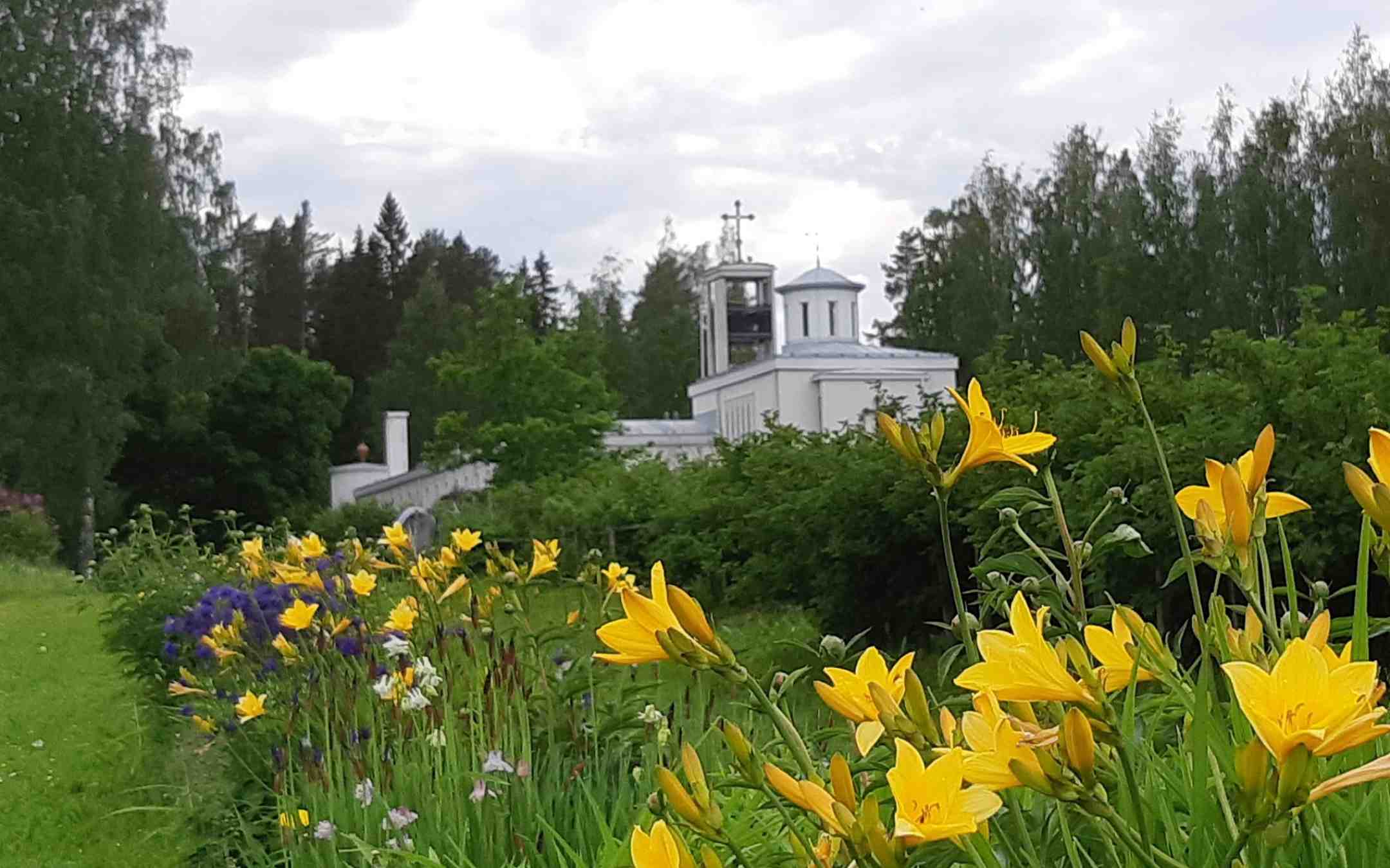 Lintulan luostari kesällä