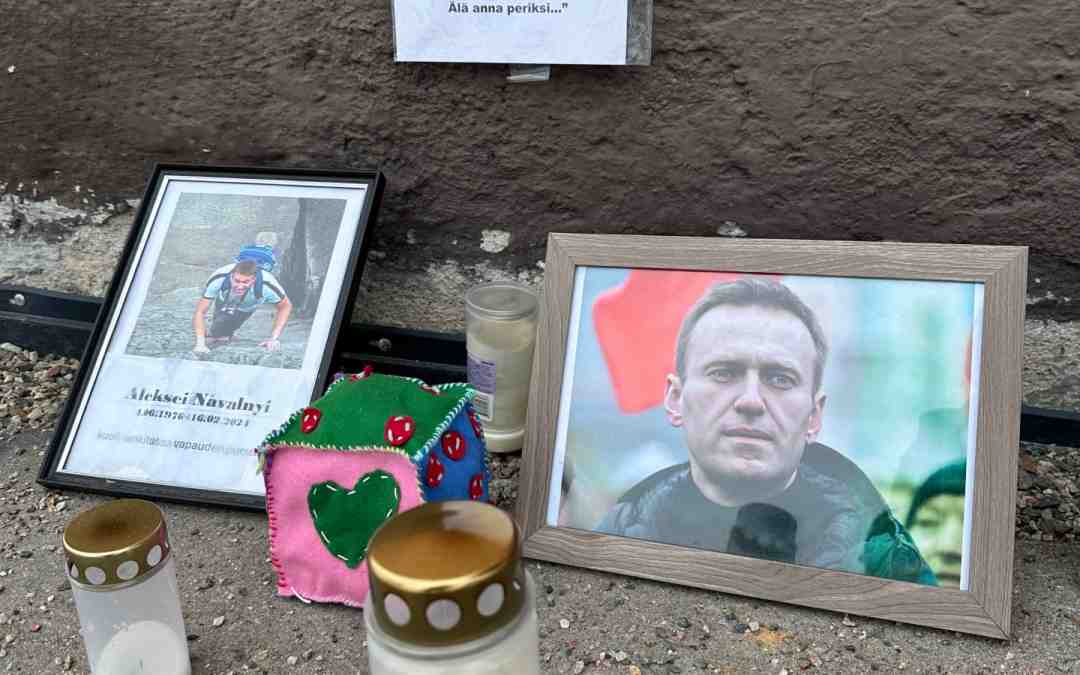 Kuvia ja kynttilöitä 	Navalnyin muistopaikalla Kajaanissa 2024 