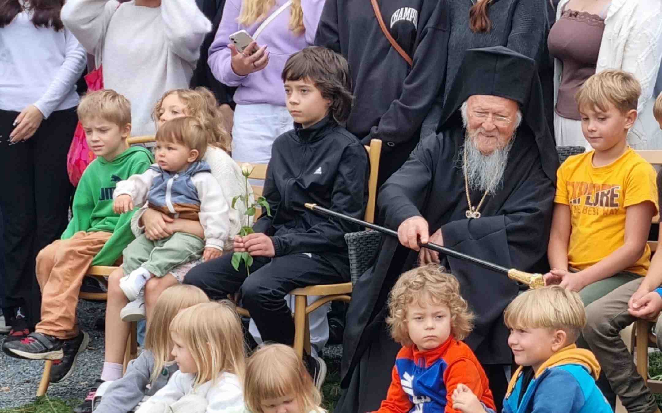 Patriarkka Bartolomeos Kaunisniemessä lasten ympäröimänä 2023
