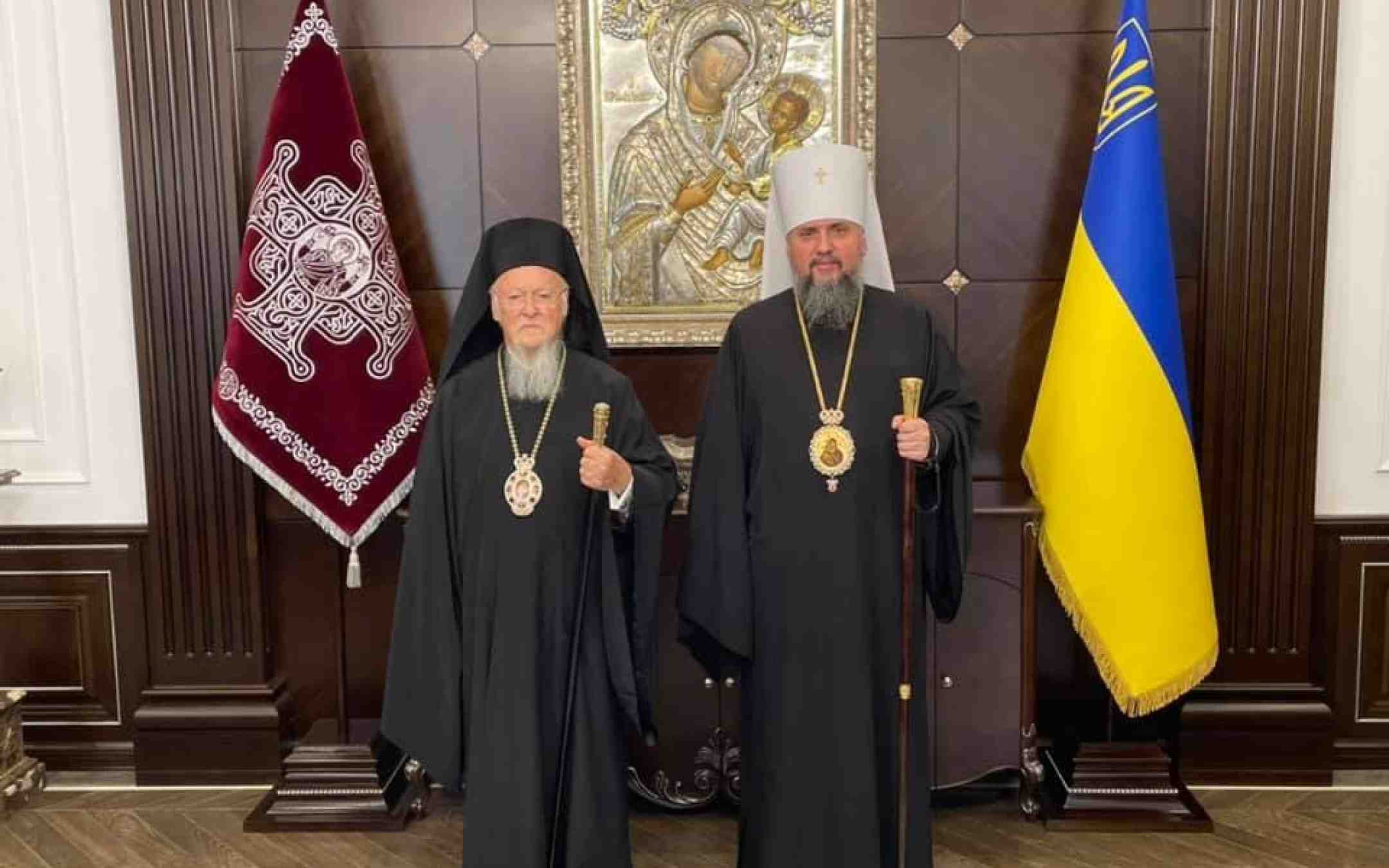 Patriarkka Bartolomeos ja Ukrainan ja Kiovan metropoliitta Epifanios seisovat Ukrainan sinikeltaisen lipun vierellä
