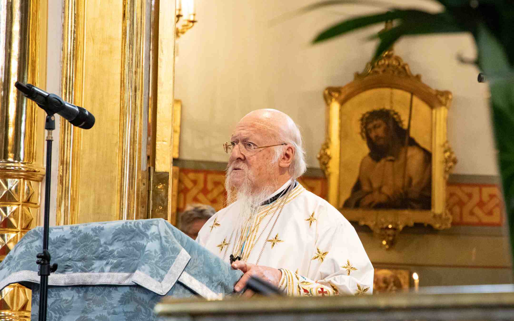 Patriarkka Bartolomeos saarnaa Uspenskin katedraalissa syyskuussa 2023