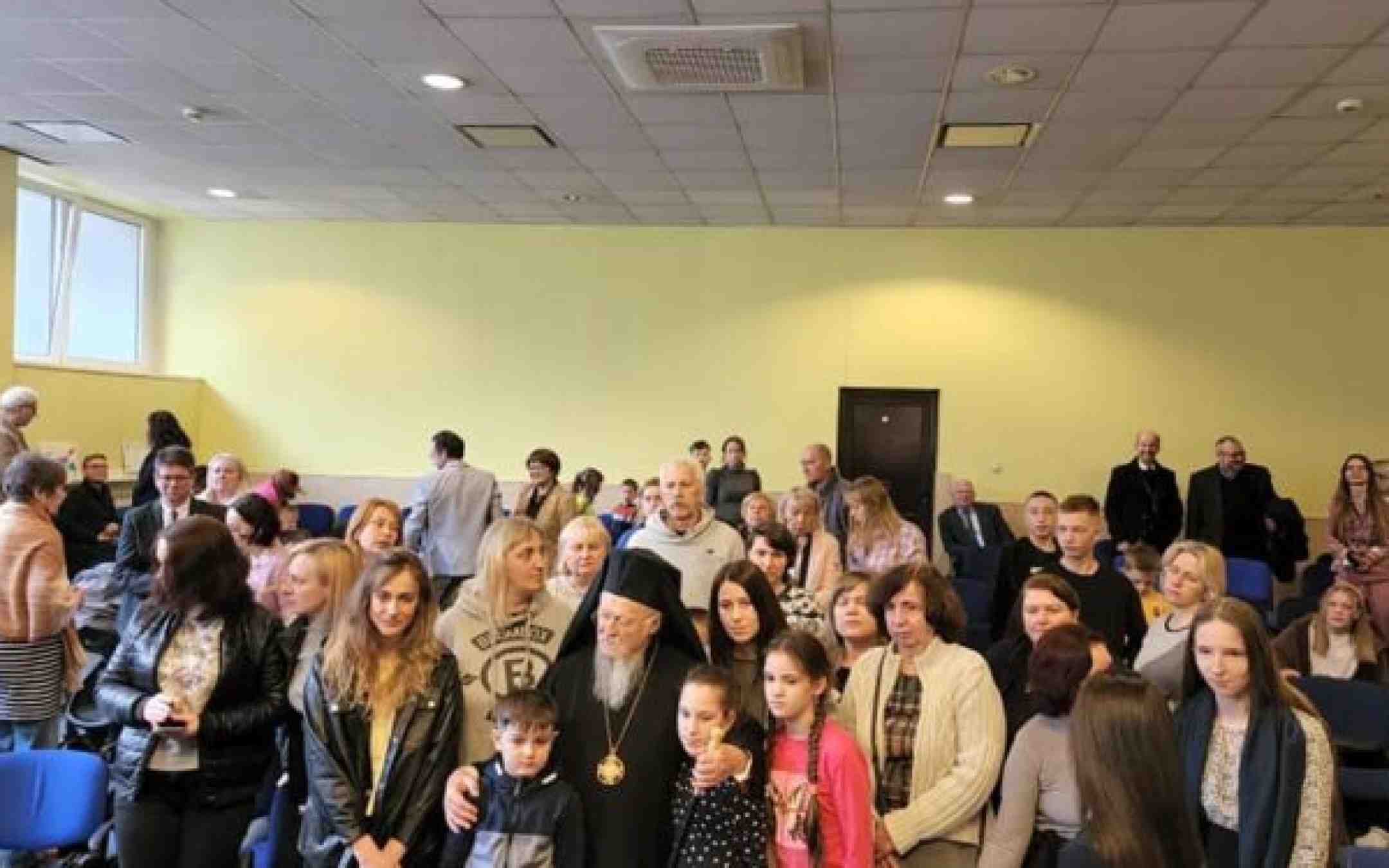 Patriarkka Bartolomeos Varsovassa Ukrainan pakolaisia tapaamassa