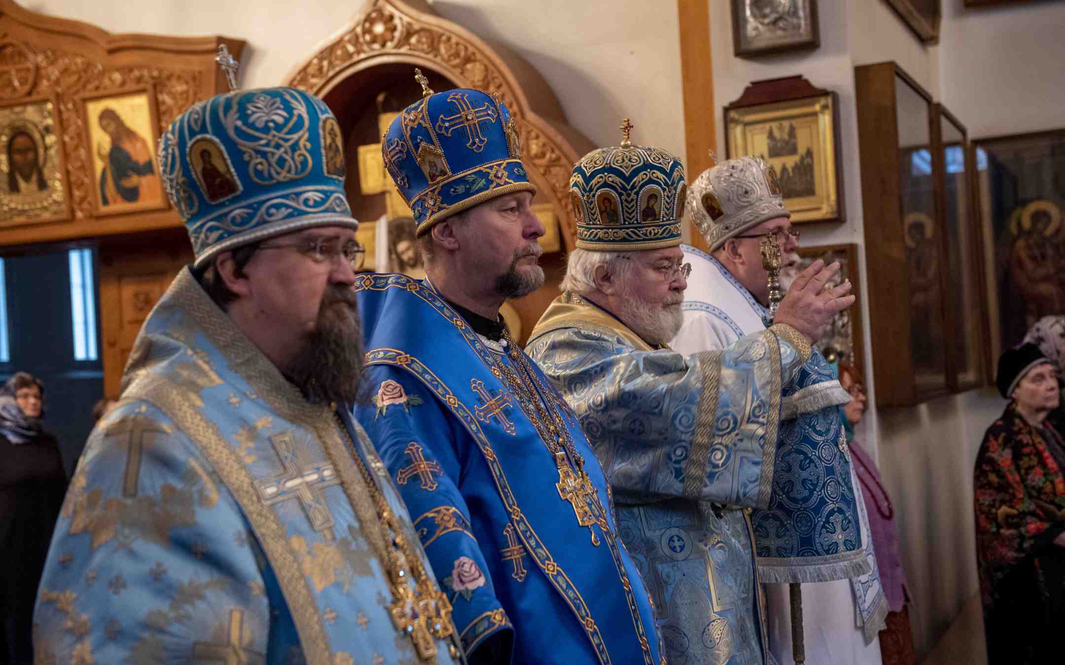 Suomen ortodoksisen kirkon toimessa olevat piispat Valamon luostarin pääkirkossa marraskuussa 2023