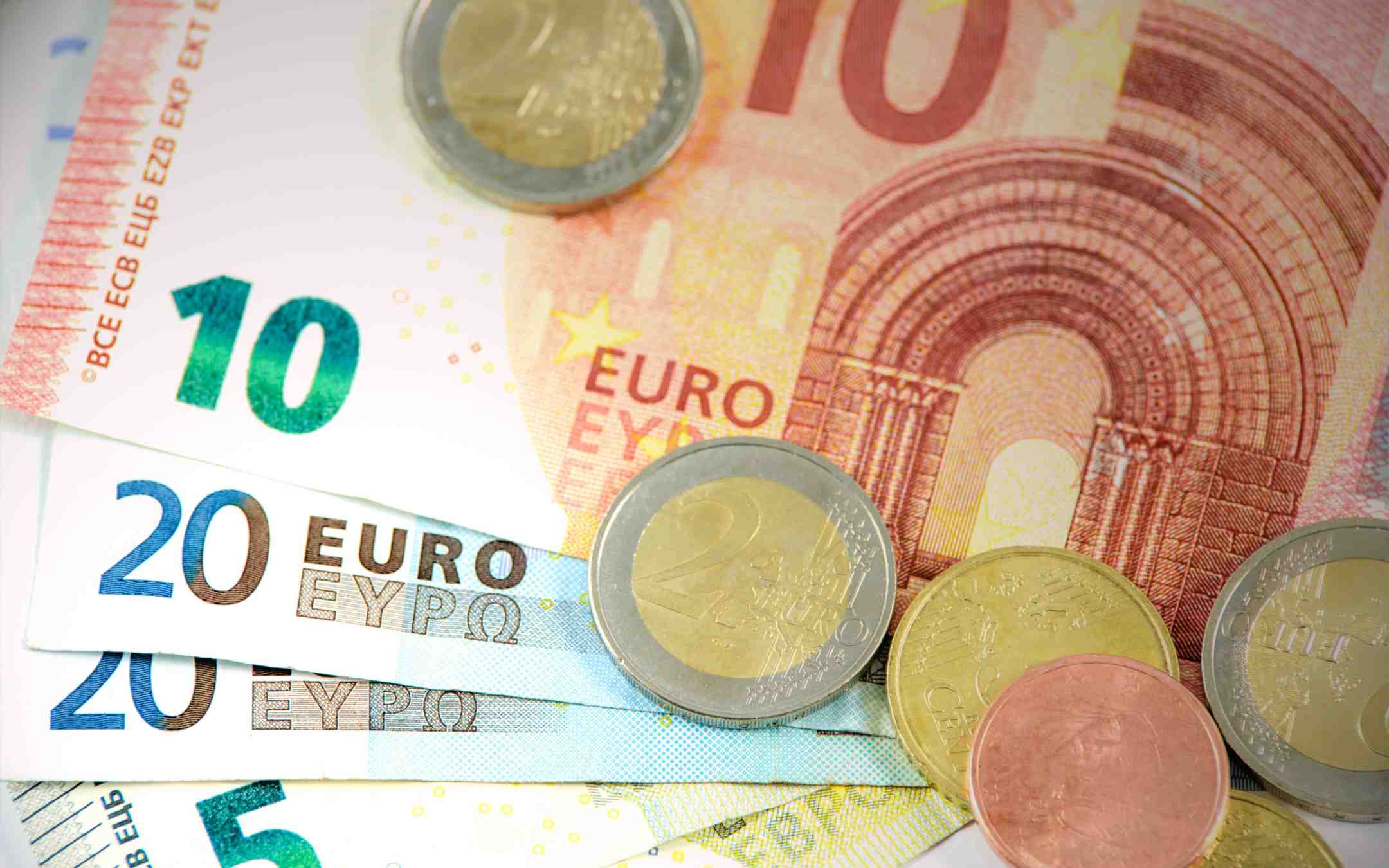 Euron kolikkoja ja seteleitä