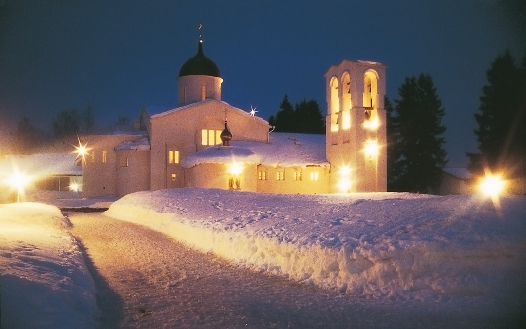 Valamon luostari talvella iltavalaistuksessa