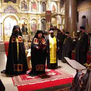 Arkkimandriitta Sergei pitää puhetta piispaksi nimeämistilaisuudessa Uspenskin katedraalissa