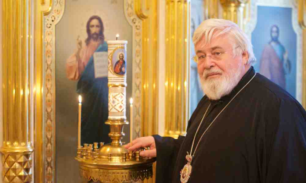 Arkkipiispa leo ikonin edessä kirkossa