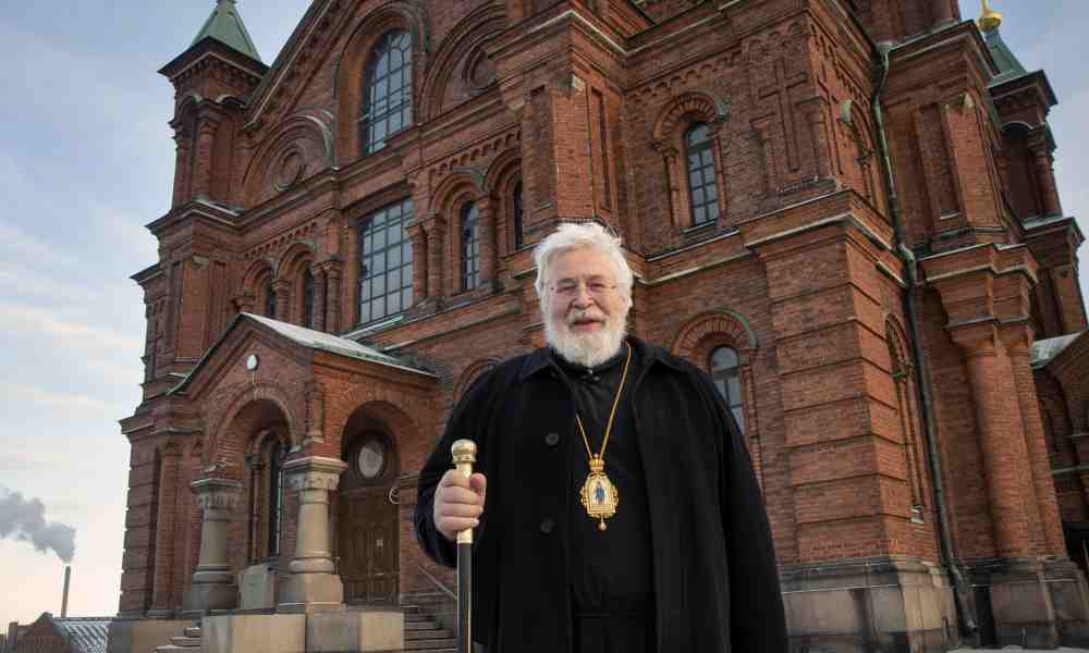 Arkkipiispa Leo seisoo Uspenskin katedraalin edustalla paimensauva kädessään