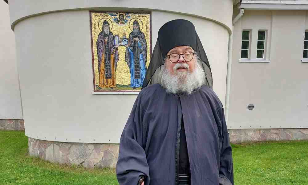 Isä Simeon Mertanen Valamon luostarin edustalla
