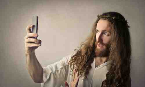 Jeesus ottaa selfietä kännykällä