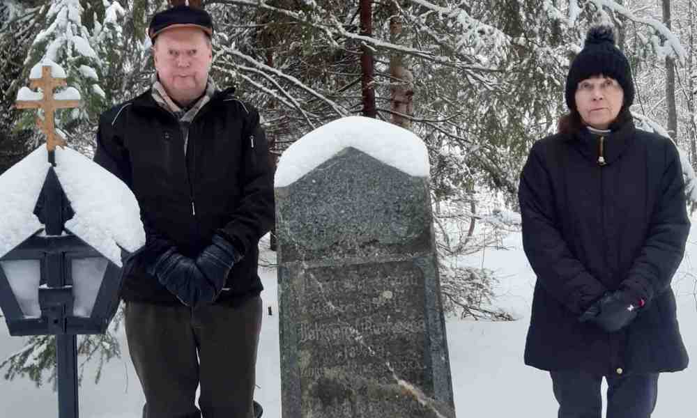 Jorma Karhapää ja Lea Tykkyläinen sukulaistensa Karhapäitten haudalla Kokonniemen kalmistossa 