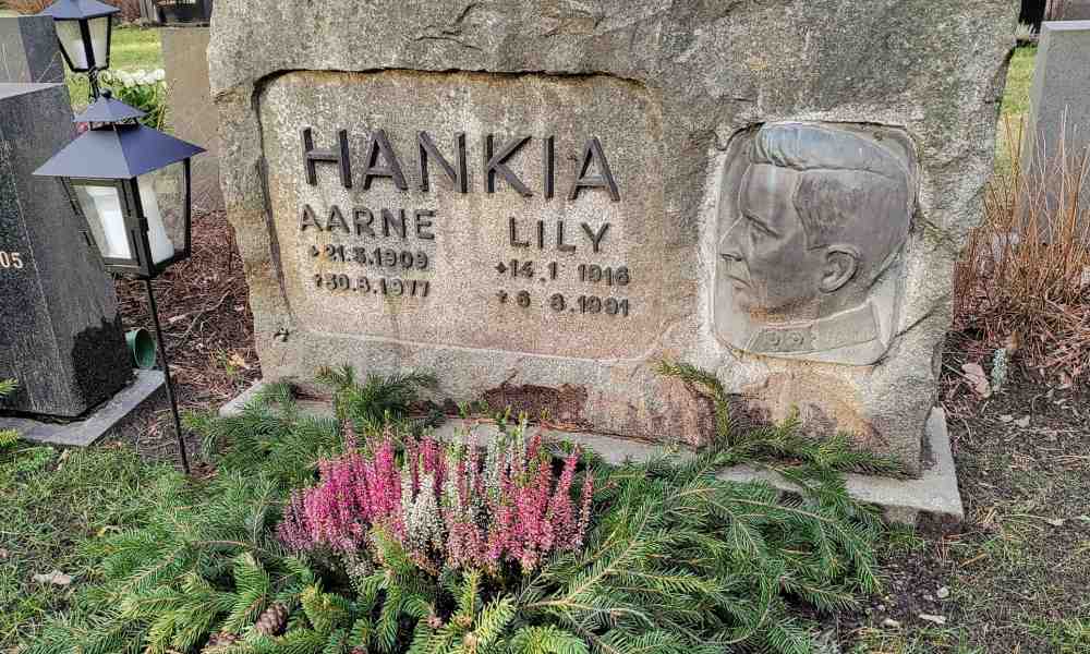 Lilyn ja puolisonsa hauta, jossa Lilyn käsissä syntynyt reliefi