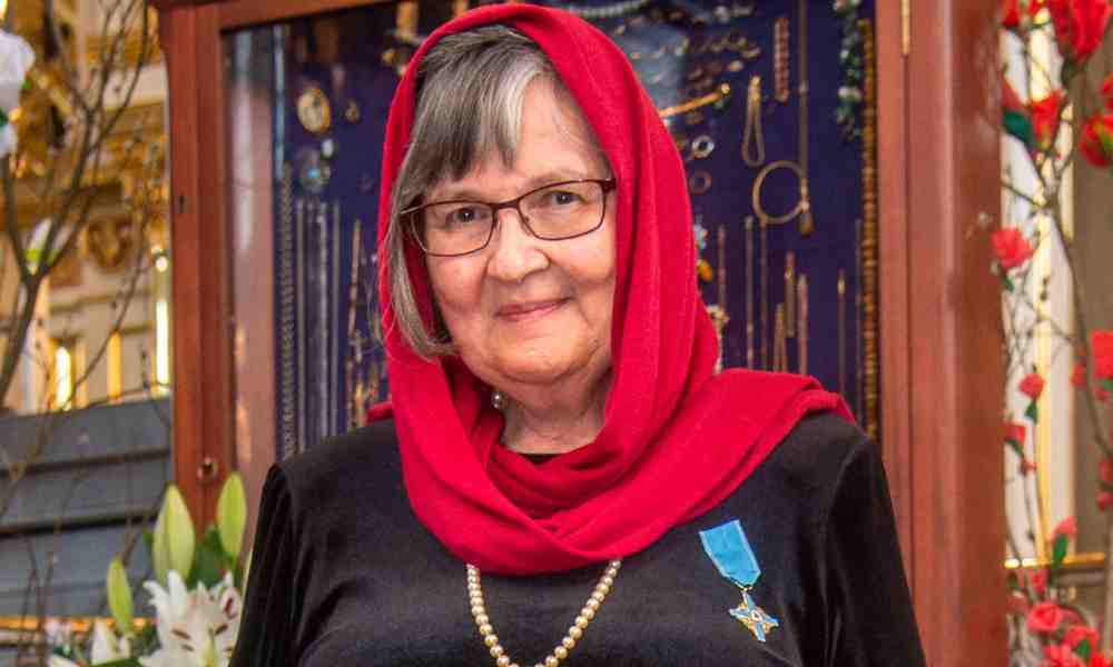 Palkittu äiti Milka Balcin Uspensin katedraalissa punaiseen huiviin pukeutuneena