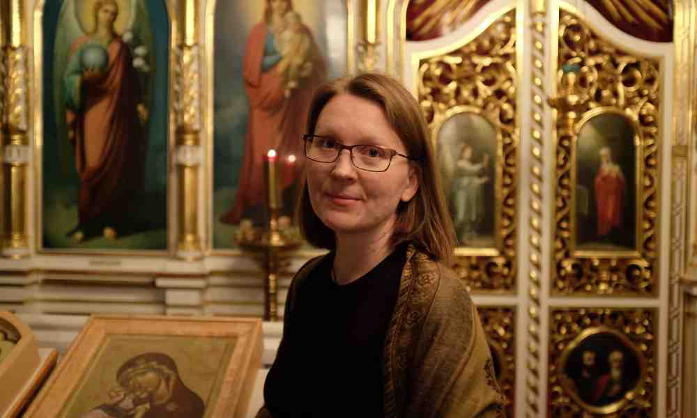 Maria Takala-Roszczenko seisoo ortodoksikirkossa ikonostaasin edessä