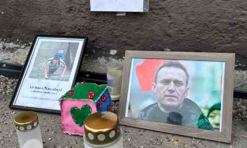 Kuvia ja kynttilöitä 	Navalnyin muistopaikalla Kajaanissa 2024 