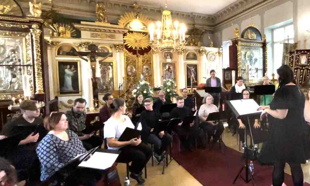 Ortodoksinen kamarikuoro harjoittelee Pyhän Kolminaisuuden Kirkossa Helsingissä